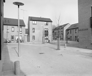 884748 Gezicht op de nieuwbouwwoningen op de hoek van de Adam van Harenstraat (voorgrond) en de Lumeystraat te Utrecht.